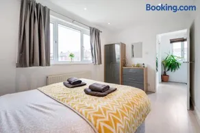 Dwellers Delight Living Ltd Serviced Accommodation, Chigwell, London 3 bedroom House, Upto 7 Guests, Free Wifi & Parking - Image 5
