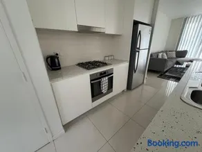Modern 2 bedroom & 2 bathroom apartment with stunning Sydney CBD & Skyline Views! - Image 2