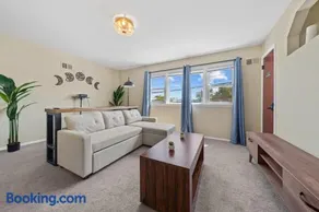 Stylish Apt - 3 min walk - Train to NYC - Image 2