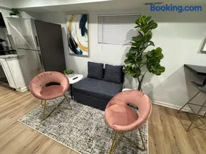 Private 2BR Fast Wi-Fi Parking Near Metro - Image 1