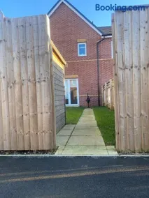 House Sleeps 6 with Garden and Parking - Image 2