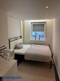 Quiet Family Apartment - 10 min to Center & Oktoberfest - Free Parking - near Nymphenburg Palace & Botanical Garden - Image 3