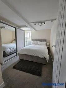 Pancinos Guest House Newmarket High Street - Image 3