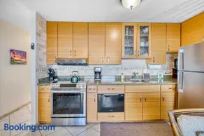 Punahoa Beach 201, Beautiful Renovation, Split AC - Image 2
