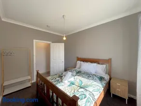 Sunny Hidden Cottage - Image 3