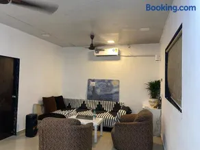 Sunny 2 Bedroom Villa with a Big Garden and Pool - Image 2