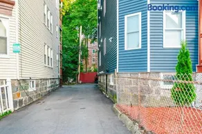 Family Retreat 4BR Boston - Near Redline & 5mins to Franklin Park Zoo - Free Parking 27 - Image 4
