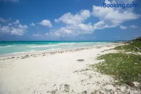 Island Breeze Beach Villa - Image 2