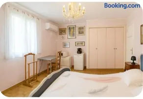 Le Cannet, chambre double à l'étage privatif, d'une maison avec piscine - Image 2