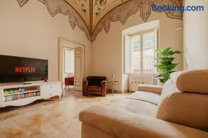 Sotto gli affreschi del 1800 con colazione inclusa - Image 4