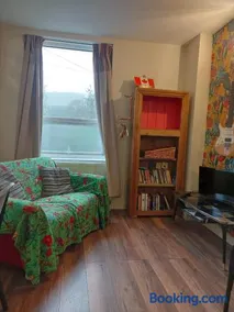 Cosy room in canalside home - Image 4