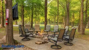Pottsboro Lodge - Sleeps 15 - Hot Tub & Patio - Image 2
