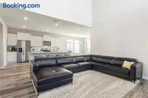 5BR 3BA Waterfront Home Near Highway and Area Attractions - Image 1