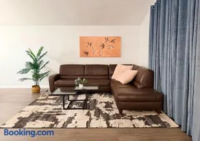 Las Vegas Oasis 4BR Home Pool BBQ & Entertainment - Family Fun - Image 1