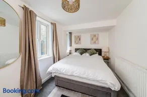 Trendy One Bedroom Apartment - Image 2