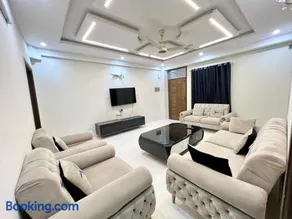 3Bedrooms Hall & Kitchen Entire Flat Main ISB - Image 2