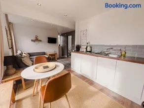 SUNNY for 4 -Free Parking - Broadhurst Court Flat 3 - Image 2