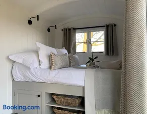 Wellsprings Farm - Self-catering shepherds hut with private garden - Image 3