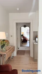 Romantic 1830 Georgian Apartment - Prime Location - Image 4