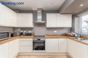 Castle Townhouse Kenilworth - Private Parking - 24 Hr Gym Access - Town Centre - Image 2