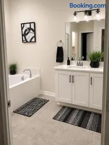 New Luxury King Suite Private Bath 2 Walk-In Closets Fast WiFi - Image 5