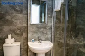 Apartment Sleeps 4 with WiFi & Garden - Image 4