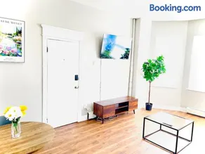 Floral Apartment by CityLux - 10 mins from Airport - Image 2