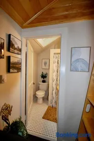 Cheerful Cottage with Loft Close to Everything 6 - Image 3
