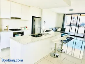 Modern 2 bedroom & 2 bathroom apartment with stunning Sydney CBD & Skyline Views! - Image 4