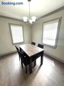 Cozy Graceful 2BR Near Downtown Houston & Med Center - Image 3