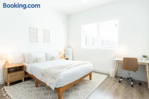Cozy 2 Bedroom Gym Gated Austin Texas - Image 2