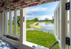 The Shepherds Hut at Anvil House - Image 4