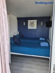 Lovely private studio room with own kitchen and bathroom. Set in the popular area of Shiphay in Torquay and only a short walk from Torbay Hospital - Image 5