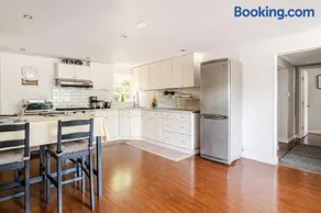 Cozy Coastal Retreat Close to Beach Park - Image 3
