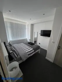 Large 6 Bed 6 Bathroom House - Ideal For Families, Large Groups, Contractors & Business Travellers - Image 5
