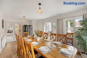 Seven Space - 7 Bedroom Home with Large Garden & Hot Tub - Image 5