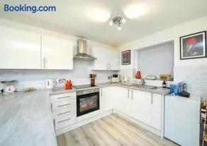 Retro large Apartment Sleeps 2 Parking WiFi & Tv - Image 2