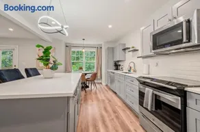 Spacious 5BR House with King Beds in Prime Location - Image 3