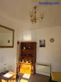 Spacious two bedroom flat, central location - Image 4