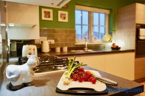 Candy Dene, Top Floor Apartment - Image 2