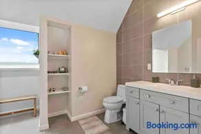 King & Queen 2BR Near Yale & Wooster Square - Image 3