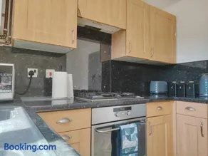 2 Bedroom Stay Perfect for Work, Study & Travel - Image 5