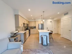 Upscale 1BR Retreat, 2 Queen Beds & Garage - Image 2