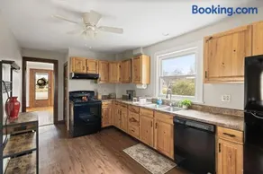Bright and Simple Spacious Stay-Entire Home - Image 1