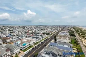 Spacious and Modern 4BR 3BA Gold Coast Condo Flat - Image 3