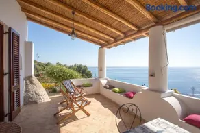 House with garden and sea view in Lipari - Image 3