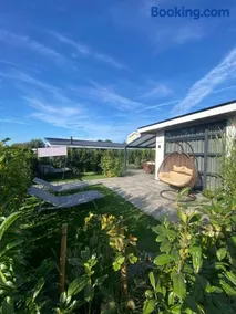 LUXUS Cube Ferienhaus Chalet am See mit Schwimmbad in Lathum NL - Image 3