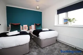 3 Bedroom House in Port Talbot with Parking and Sea View - Image 5