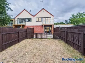 Saxon Home by Signature Stays - Pool & Gym Access - Parking - Image 4