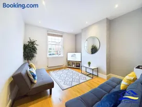 2 Bed Ensuite, Secure Parking, Fast WiFi & SmartTV - Image 2